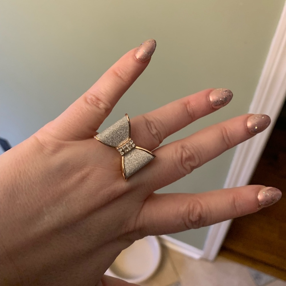 VINTAGE GUESS WHITE BOW RING.                          ONE SIZE FITS ALL!
